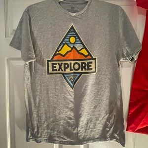 Graphic tee/ Large /New